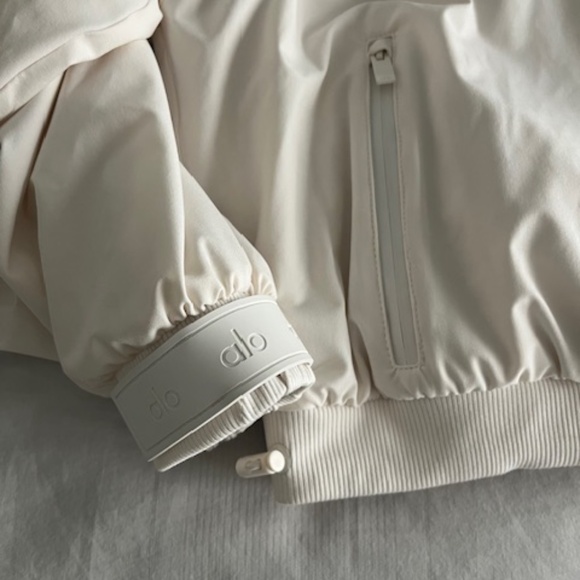 Alo Yoga Cropped Elevation Coverup Fleece Lined Jacket Popover Ivory XS Like New - Picture 7 of 9